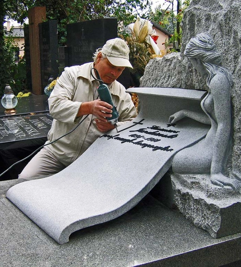 mężczyzna rzeźbiący w kamieniu